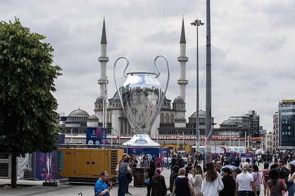 据CorrieredelloSport报道，利物浦现在正在关注亨克中场埃尔哈努斯（BilalElKhannouss），这名年轻球员被认为是目前最有潜力的中场之一。